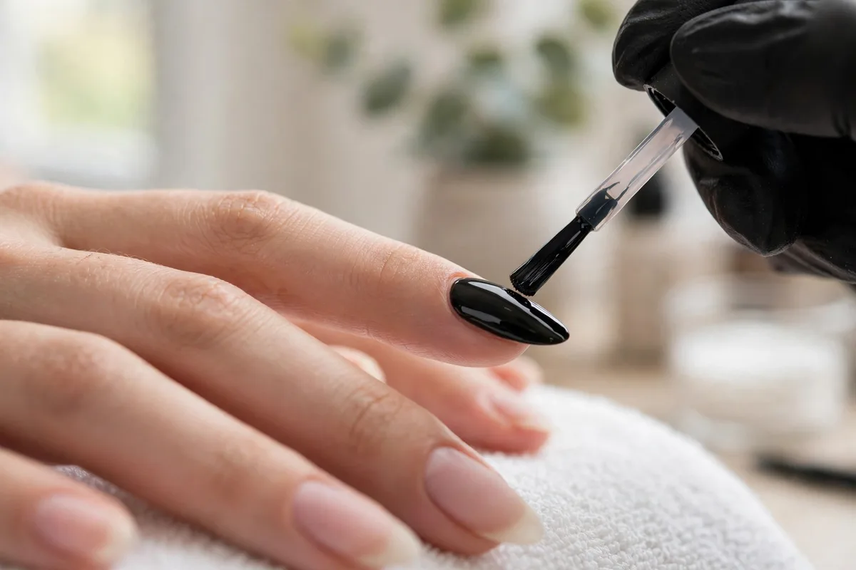 Chrome Gel Nails: The Complete Guide to a Perfect Mirror Finish 19 Chrome Gel Nails